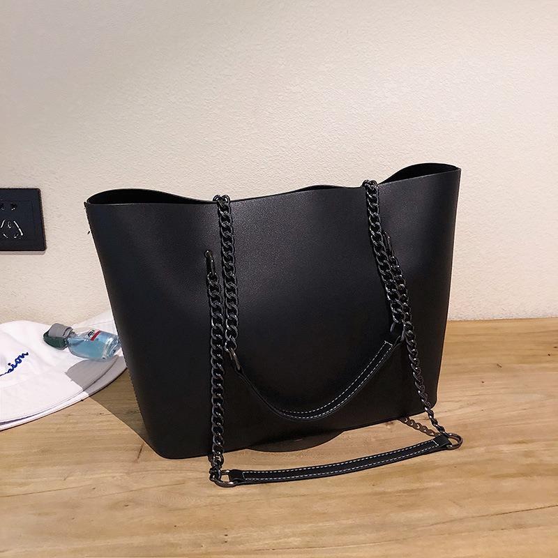 New large-capacity retro tote bag, high-end simple chain, portable shoulder bag.