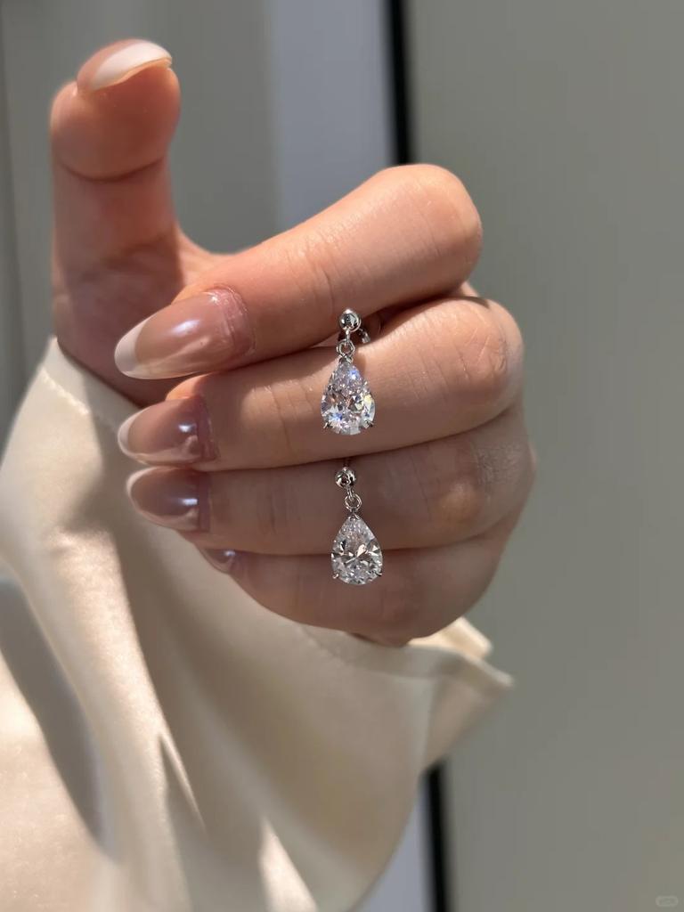 2026 New Light Luxury Exquisite High-end Design Water Drop Drill Ear Hole Earrings Temperament Earrings Cochlear Nails for Women