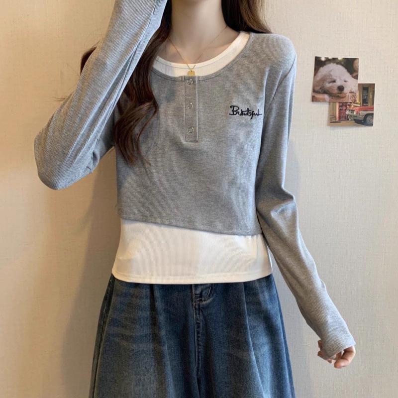 Two Long-sleeved T-shirts with Round Collars and Straight Shoulders Are Designed for Women in Autumn. They Are Unique and Slimming Tops