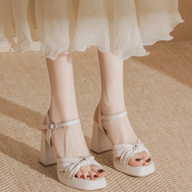 

2025 лето новый толстый каблук бабочка бонд темперамент мода универсальный бежевый сказочный стиль босоножки на высоком каблуке женщина 40