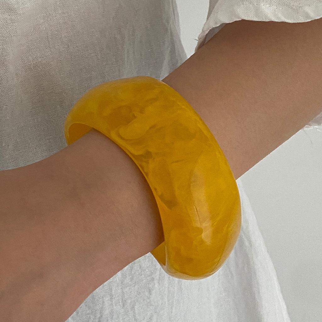 Vintage Amber Smudged Acrylic Wide Bracelet, Exaggerated Wind Geometric Smooth Resin Bracelet