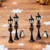 Mini Straßenlaterne Retro Miniatur Straßenlaterne mit Weihnachtskranz Miniatur Straßenlampenmodell für Puppenhaus Miniaturszenen DIY Mikrolandschaft