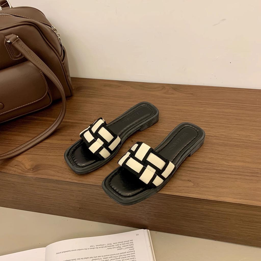 Internet celebrity fashion super fire slippers women summer wear new French flat bottom out beach explosion small fragrant sandals