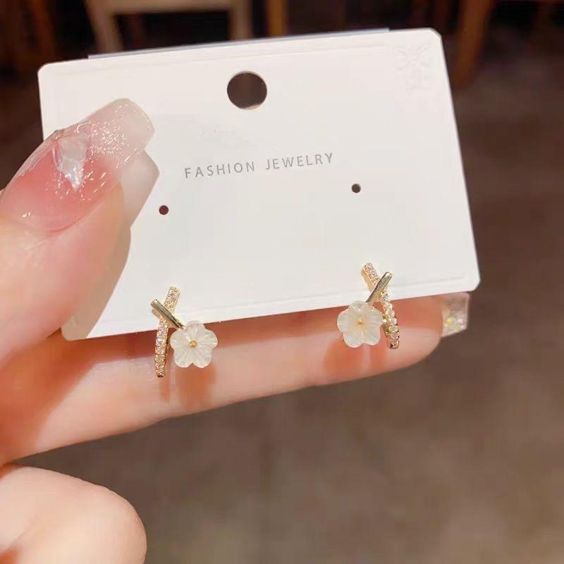 Stylish and Simple, Sweet Zircon Diamond-encrusted Flower Earrings, Women's Niche Design Sense, High-end Versatile Stud Earrings