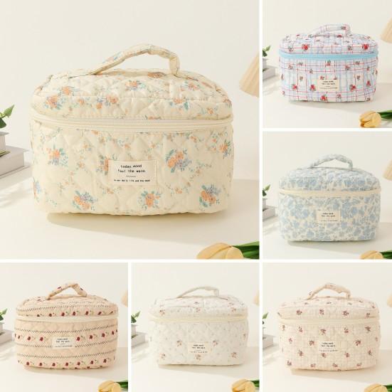 

Косметичка с цветочным принтом Большая вместительная застежка-молния Прочная строчка Мягкая ручка Выдерживает большую нагрузку Дорожная стеганая косметичка Органайзер для туалетных принадлежностей