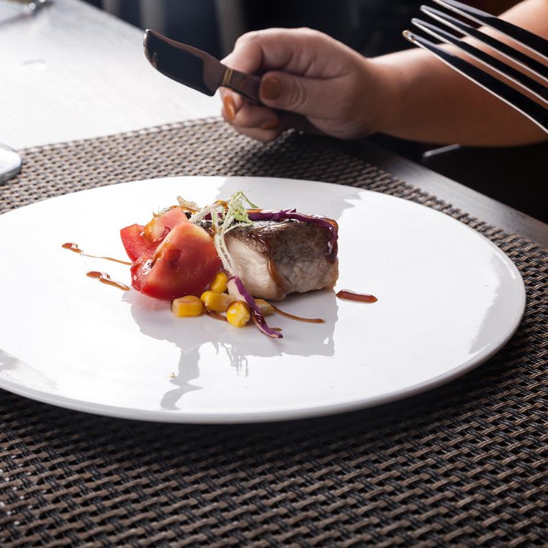 White Ceramic Steak Plate Sushi Cake Dessert Flat Plate Characteristic Hotel Restaurant Dinner Plate Round Western Food Plate