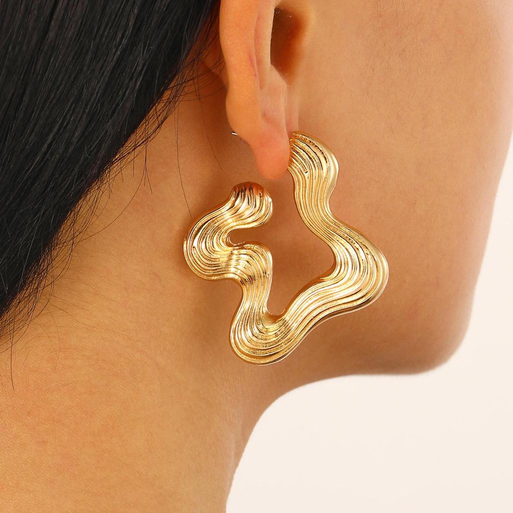 European & American Cold Style Metal Stud Earrings: Retro, High-End, Smooth Design with Personality Ear Cuffs
