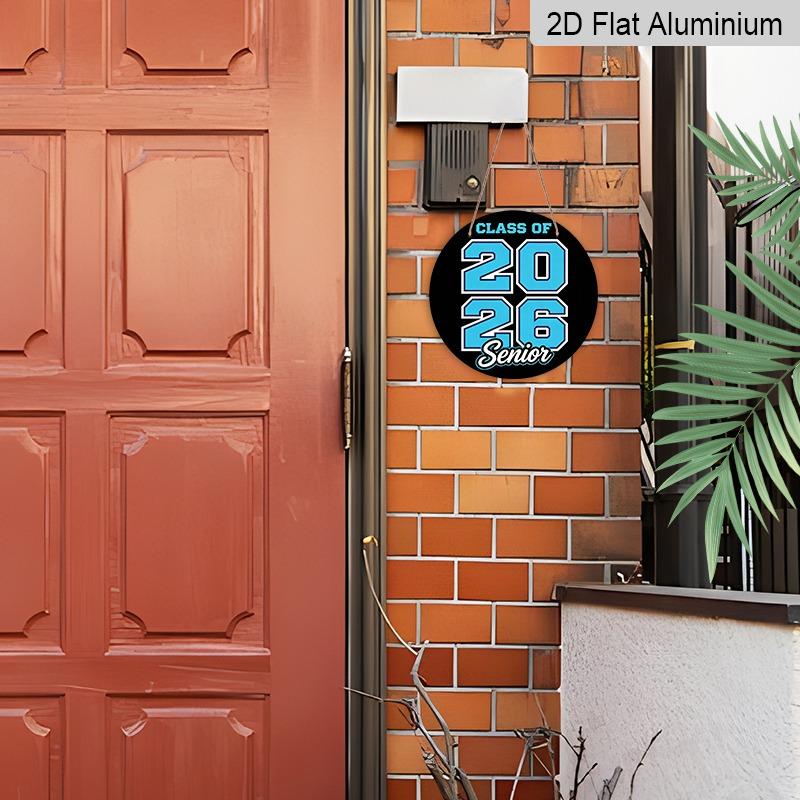 2D flaches Aluminium 2026 Abschluss-Thema Wandbehang ist in mehreren Größen erhältlich. Sein American College Schwarz-Blau Varsity-Team-Stil Design
