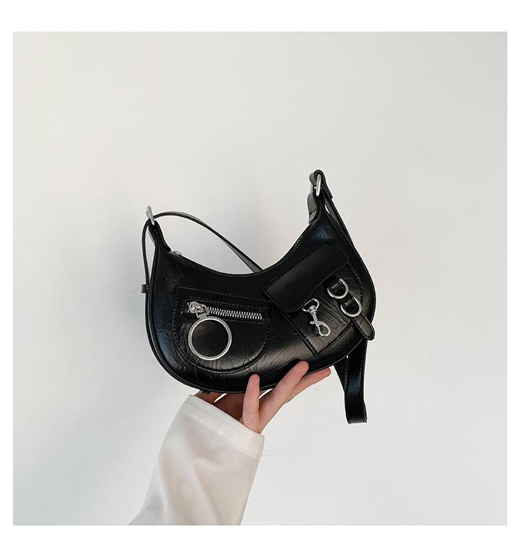 

Летняя премиальная текстурная сумка-мессенджер женская 2025 новая трендовая серебристая нишевая сумка для баса на плечо панк локомотивная сумка чёрный