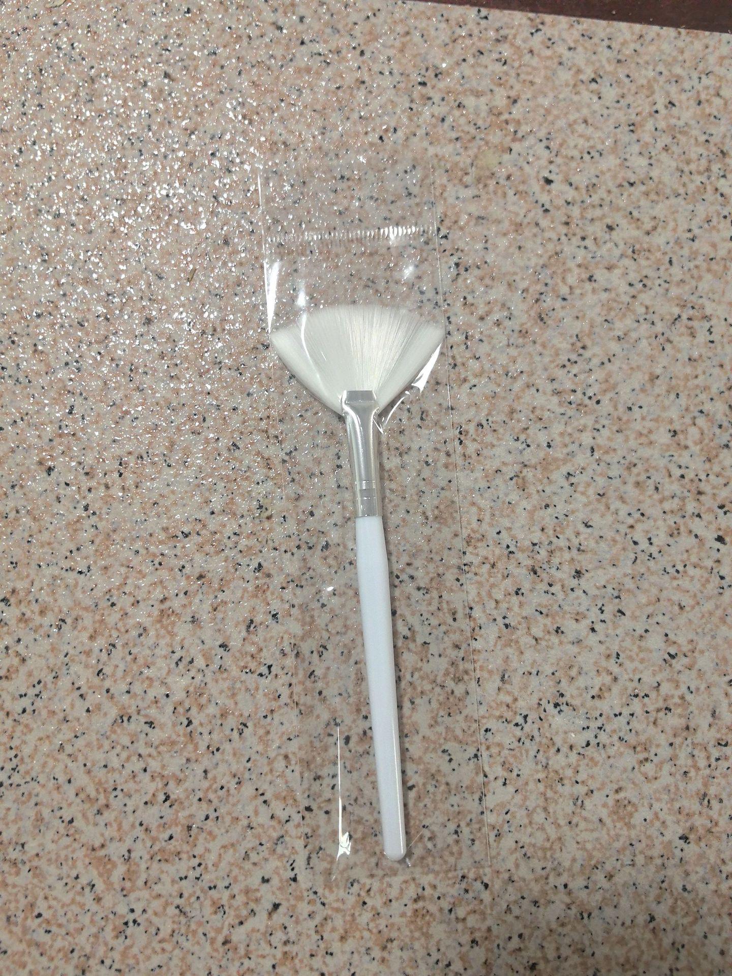 

Веерная кисть с мягкой щетиной для макияжа и ухода за кожей с нанесением гликолевой кислоты