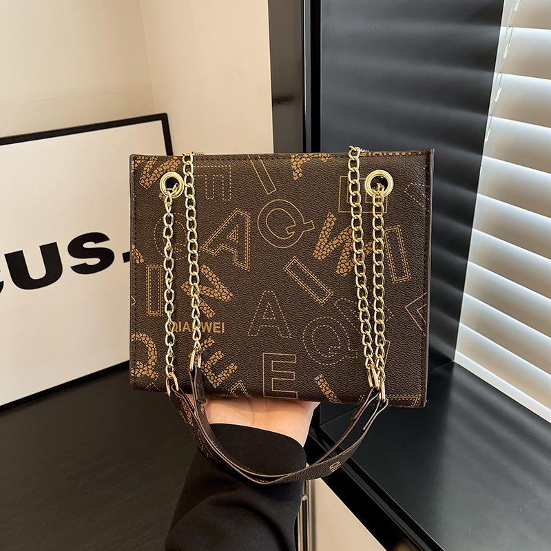 

2025 новая женская сумка модная ретро с принтом повседневная на плечо простая сумка-тоут большой вместимости сумка на цепочке коричневый