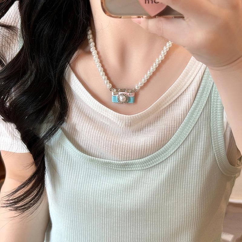 Collier pendentif fleur en résine goutte d'huile perle en verre perle caméra design de niche de luxe léger collier polyvalent femmes