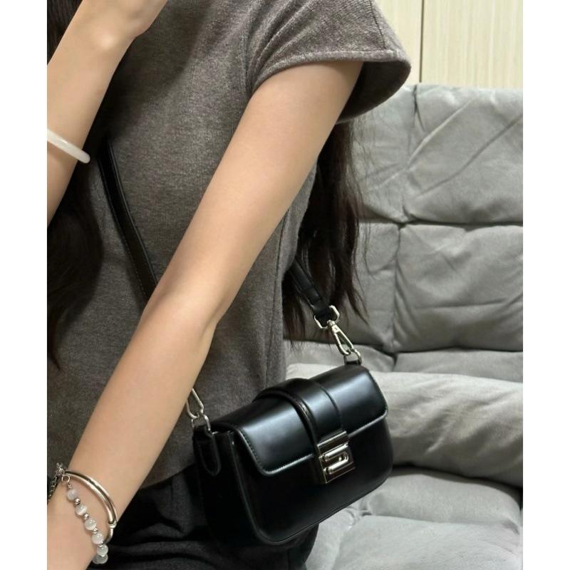 

Harmonica Women s High-End Black Metal Underarm Crossbody Bag - Summer 2024 Edition