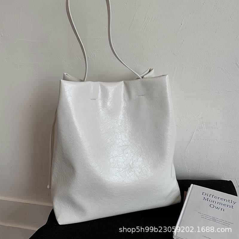 

Retro large-capacity bag women s new fashionable soft leather shoulder bag simple and versatile class commuter tote bag белый