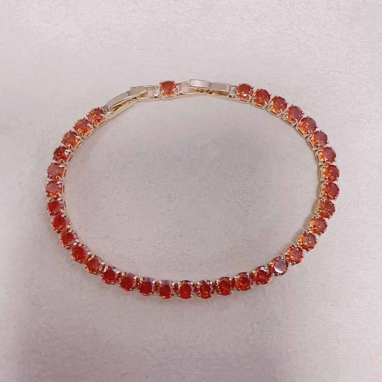 

Браслет из красного натурального камня, простой и стильный