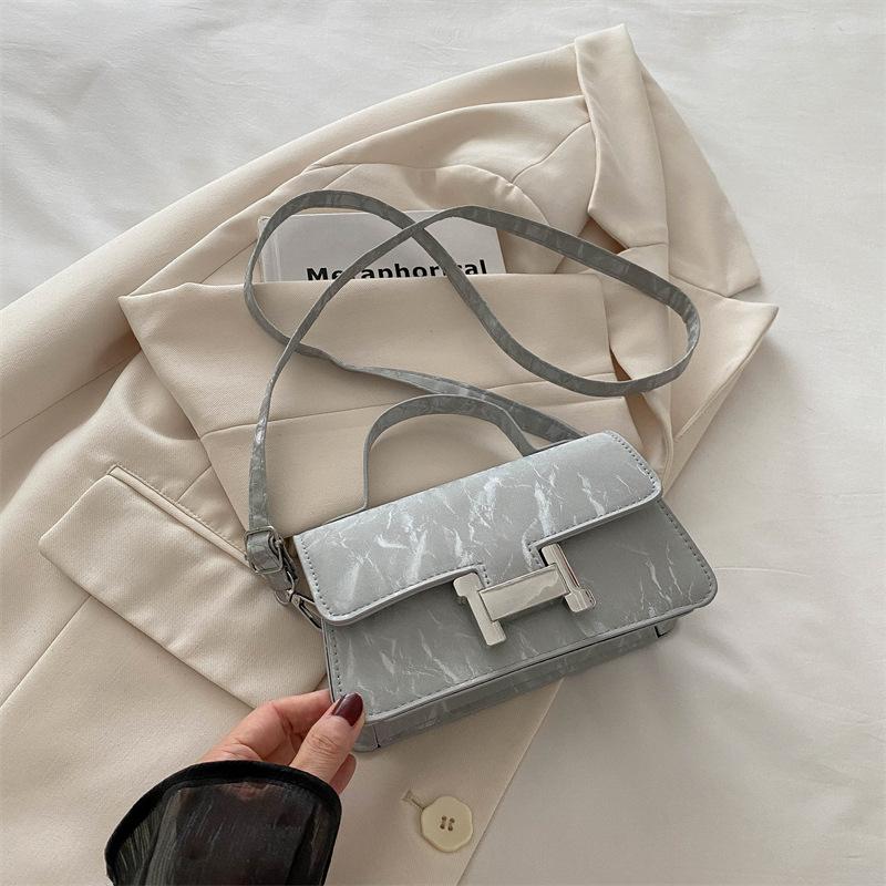 

Популярними сумками-нішевками цього року стали модні невеликі квадратні сумки в іноземному стилі. Новинка 2024 літня корейська версія просто і модно срібний