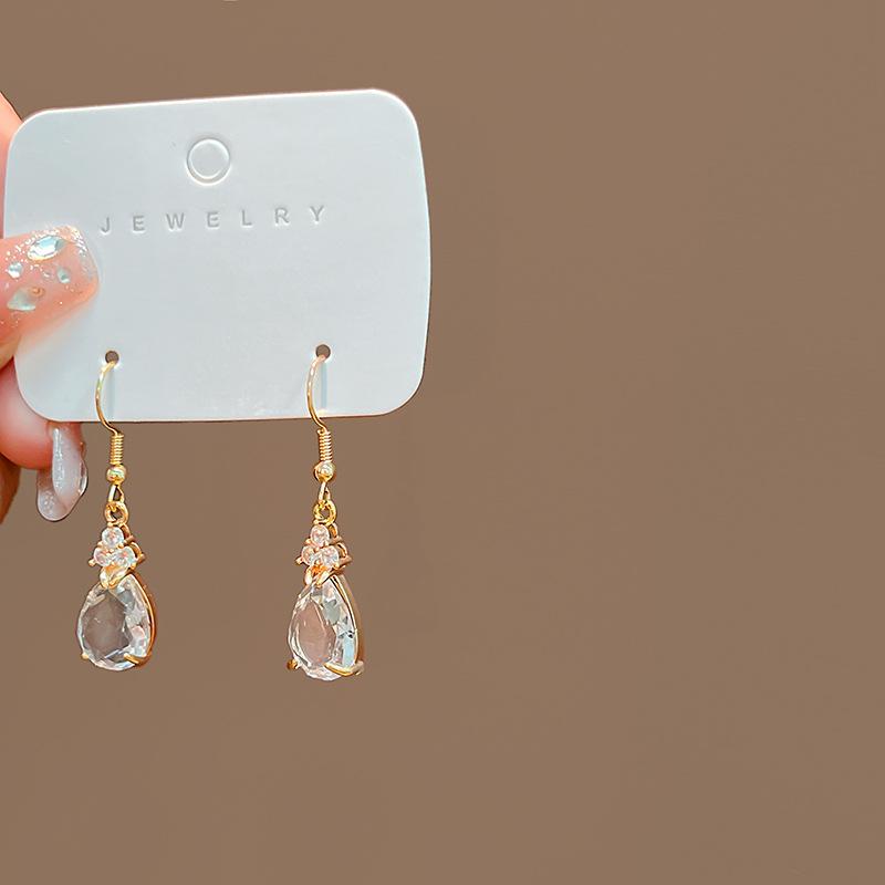 Premium Sense Cold Exaggerated Metal Pleated Geometric Earrings, Personalized Retro French Flower Peach Heart Earrings