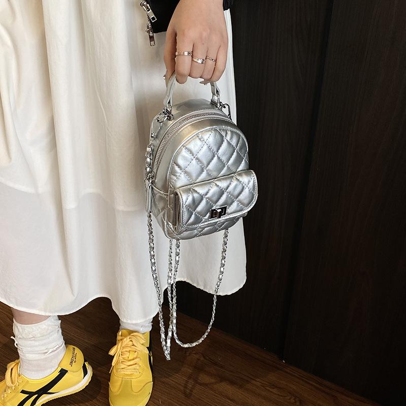 

Модный женский рюкзак с ромбовидной вышивкой нитью, новая универсальная модель 2025 года, дорожный мини-рюкзак на цепочке для школы серебряный