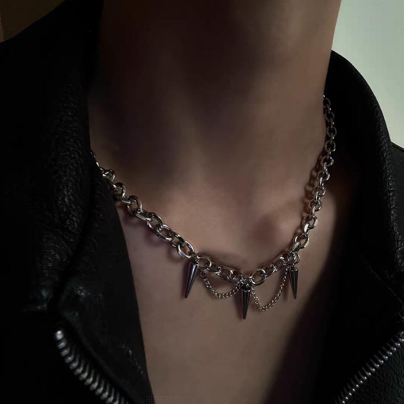 Punk Metal Kegelförmiger Anhänger Halskette für Damen Minimalistisch Gotisch Silberfarbe Weidennagel Quaste Kette Schlüsselbein Kette Schmuck