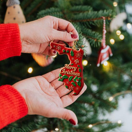 State Pride Christmas Pendant Merry Christmas in Golden Fonts U.S. States Patterns Holly Leaves Berries Snowflakes Xmas Ornament