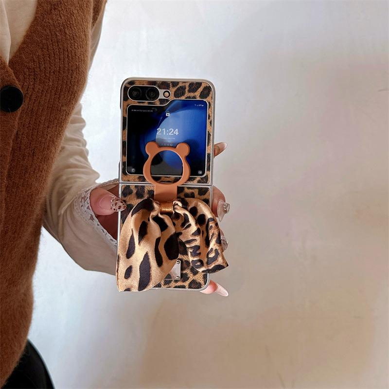 Leopard Print Bow Ring Is Suitable for Samsung ZFlip6 Mobile Phone Case Zflip5 Folding Screen Anti-drop Protective Case.