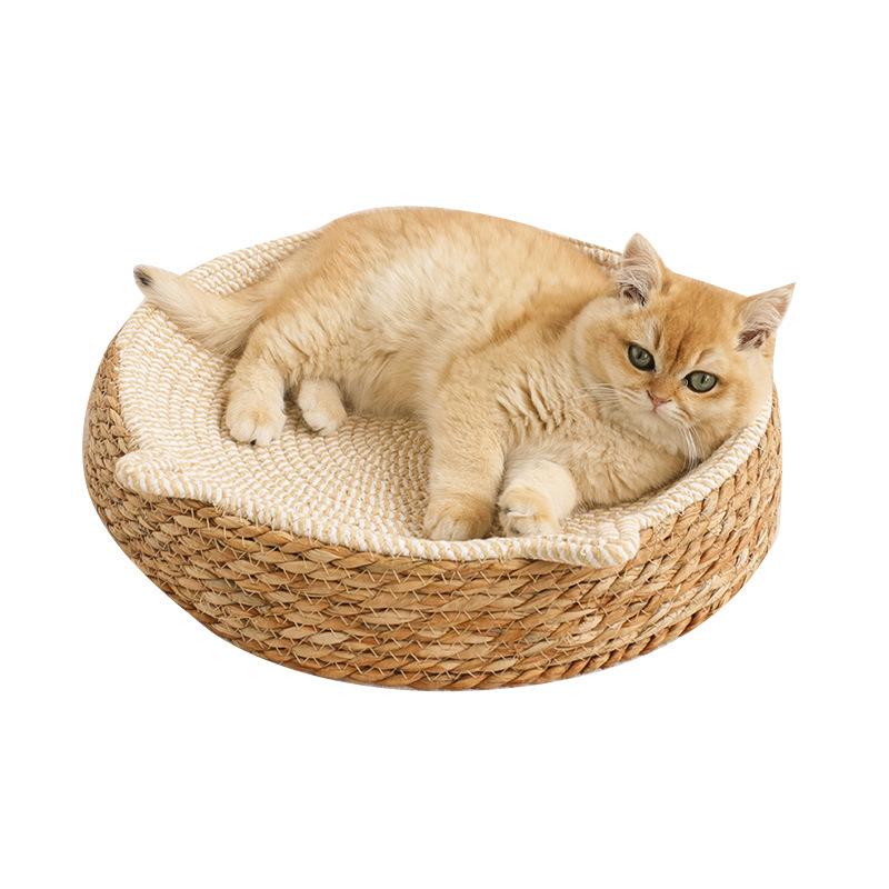 Om sommeren er katteskrapebrettet i rotting og sisal slitesterkt og slipper ikke fliser.