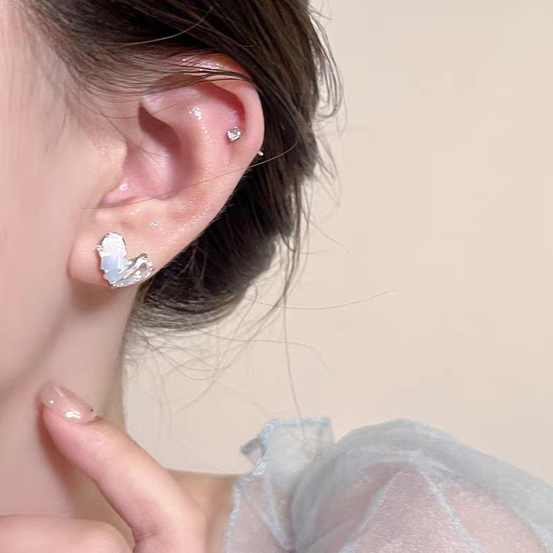 Ice transparent blue crystal love stud earrings, high-end temperament earrings, fashionable and cold exquisite earrings.