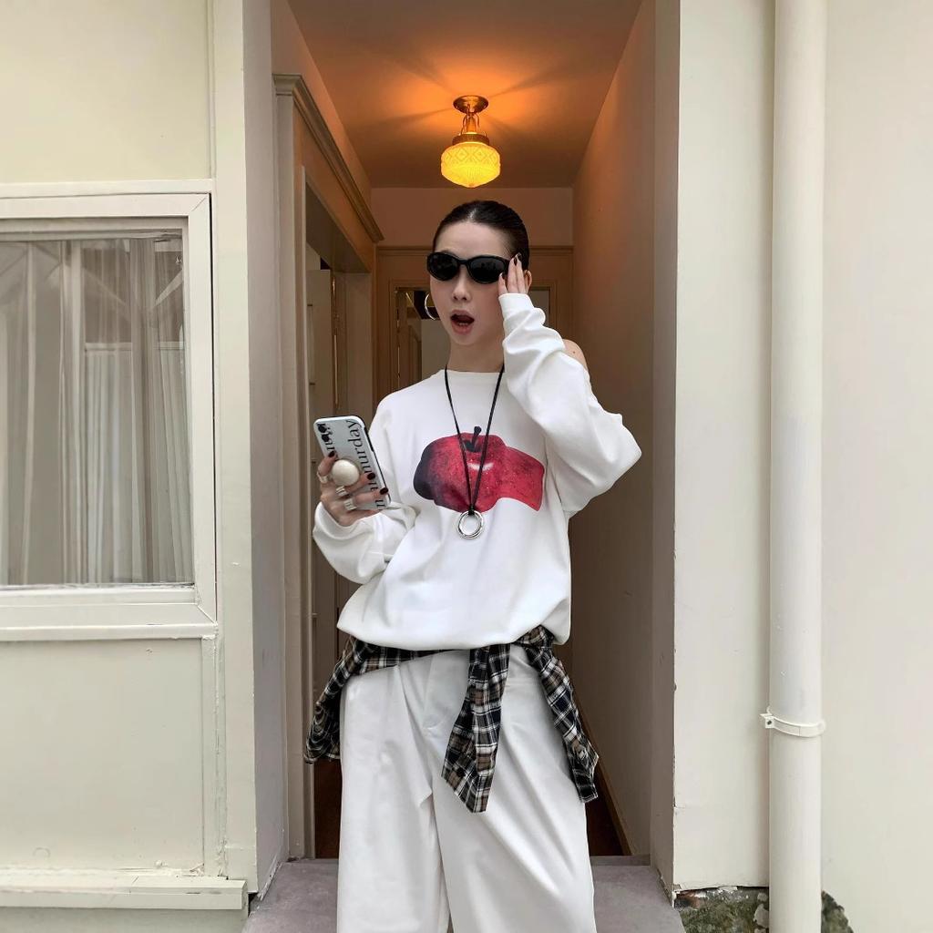 Lässiges lockeres schulterfreies Design Apfel bedrucktes Sweatshirt für Damen Herbst und Winter Neues Rundhals-Oberteil