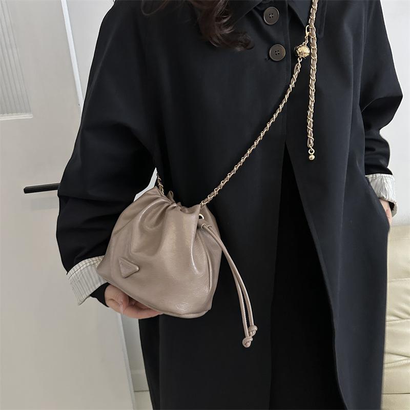 New Winter Niche Design Bag for Women Retro Chain Solid Color Women Bucket Bag One Shoulder Crossbody Bag Trendy