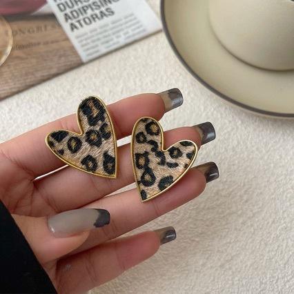 Fashion Vintage Sexy Leopard Print Love Heart Shaped Earrings for Women Maillard Design Simple Peach Heart Jewelry Birthday Gift
