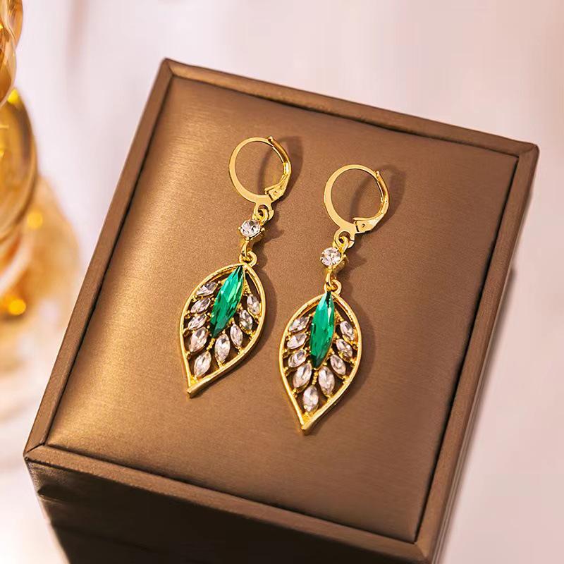 Elegant Green Leaf Geometric Ear Cuff: Versatile, Stylish, and Luxurious золотой