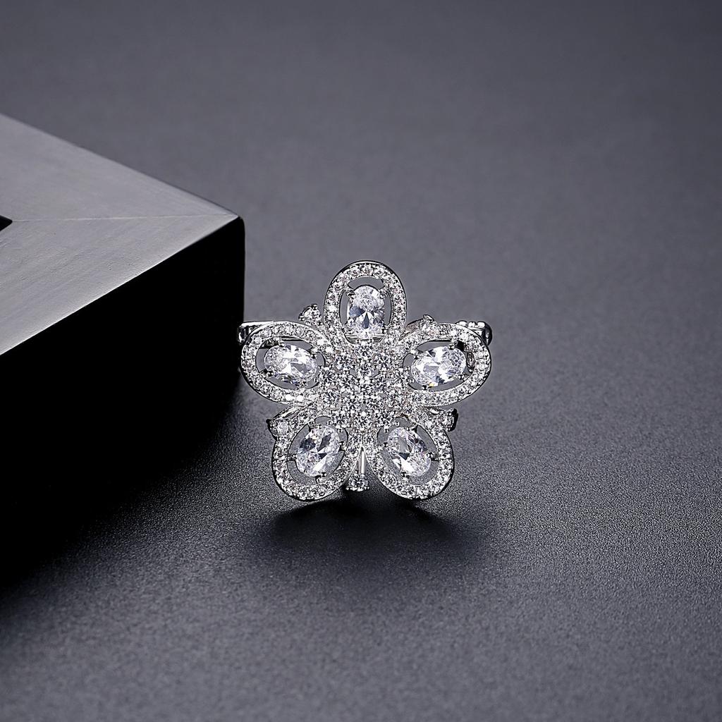 Luxury Exquisite Petal Bridal Breastpin Wedding Clothes Jewelry Women Fashion Bling Noble Zircon Flower Design Lapel Pins Brooch