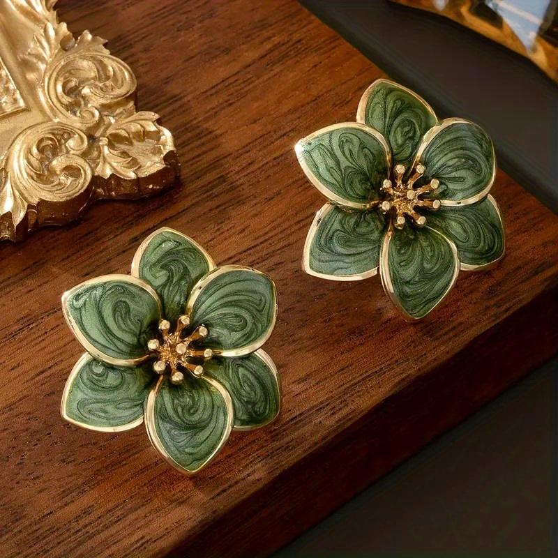 

Пара элегантных зеленых серег с цветочным узором для женщин – Дизайн в виде цветка золотистого тона с замысловатым детализированным прожилкованием зелёный