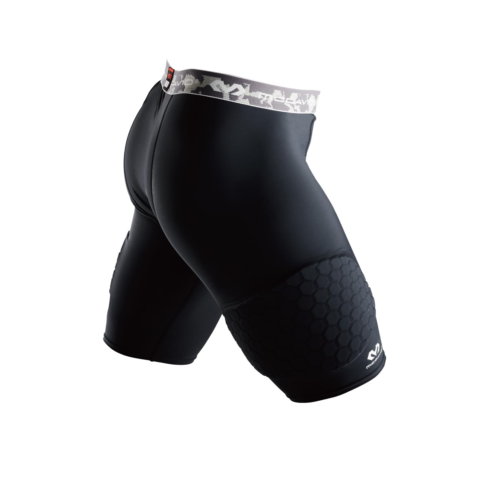 

McDavid HEX Sad Shorts EX официальный бренд, которому отдает предпочтение баскетболист Юта. Эти шорты с подкладкой для бедер обеспечивают амортизацию и чёрный