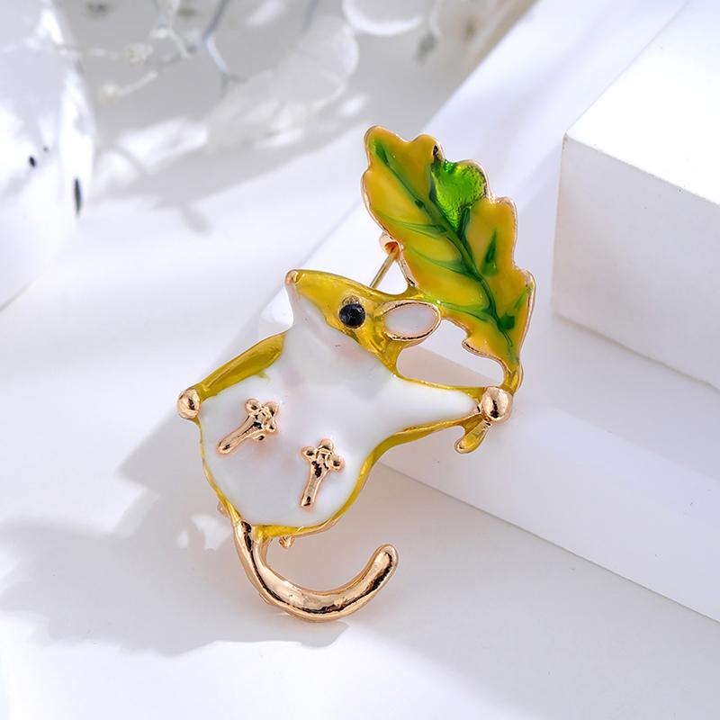 Hand Up The Leaf Mouse Brooches Women Coat Jewelry Party Accessories Gift