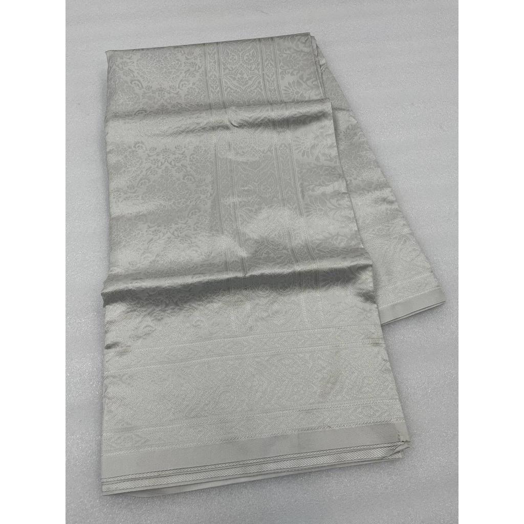 Dieser wunderschöne Saree ist elegant mit wunderschönem solidem Jacquard-Gewebe verziert, das dem Outfit einen perfekten Look verleiht.