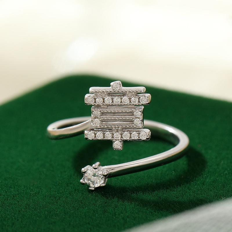 Bague de luxe pour femme Banyan Tree en argent avec nom de famille - Design personnalisé haut de gamme pour l'index