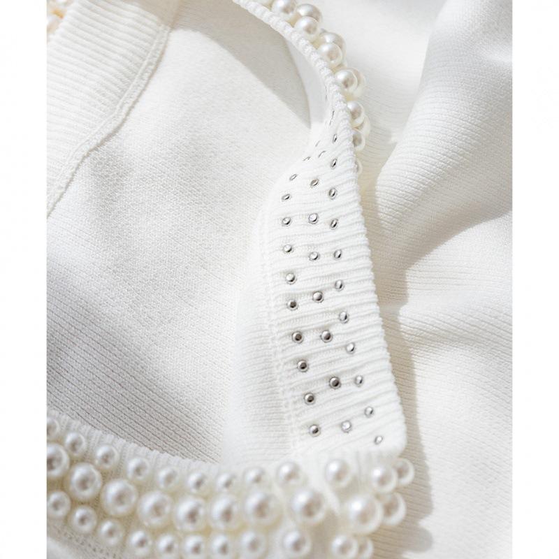 Maglia aderente con colletto alto e perline da donna, con fondo primaverile