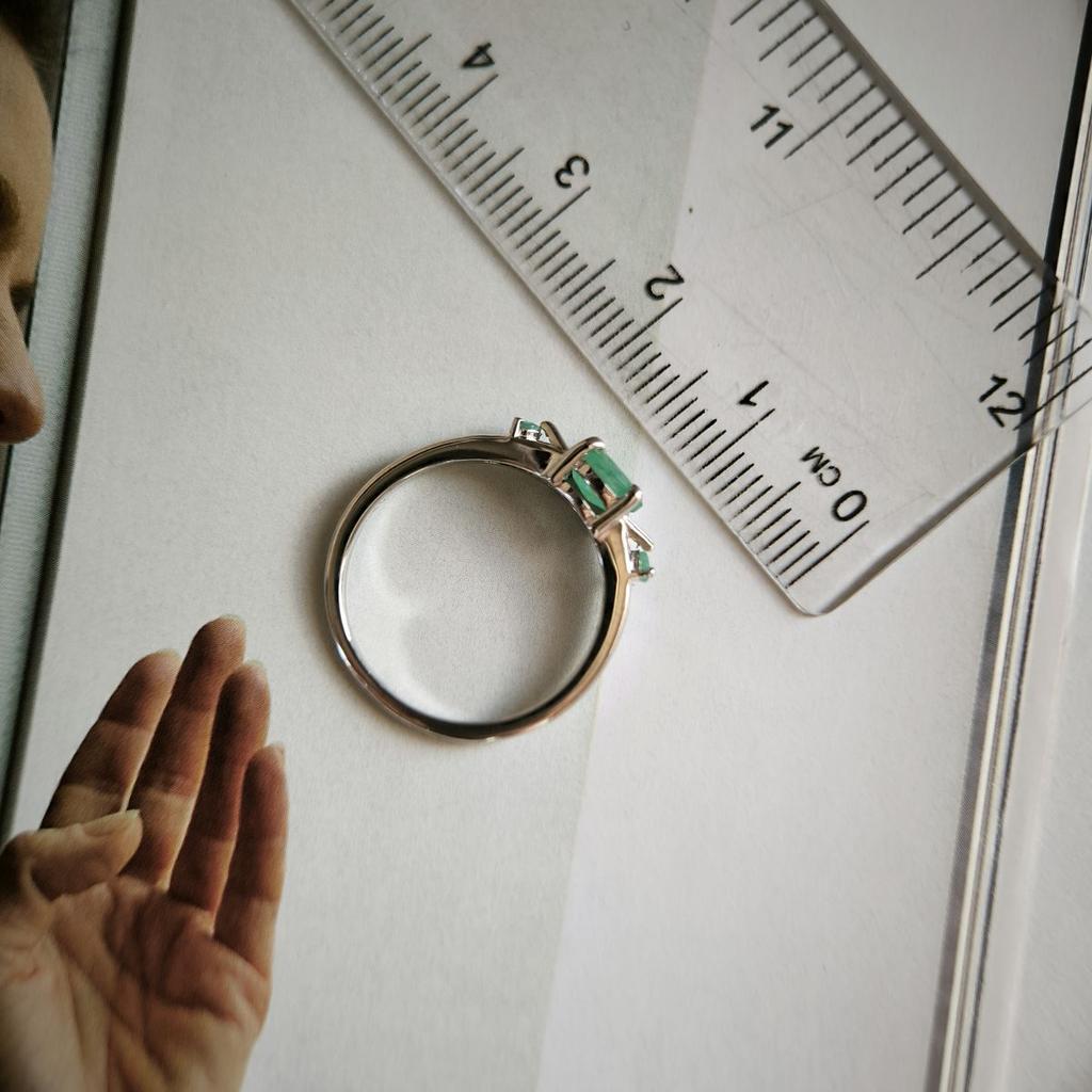 Серебряное кольцо с натуральным изумрудом 0.808ct, вес изделия 2,07 гр (2181774)