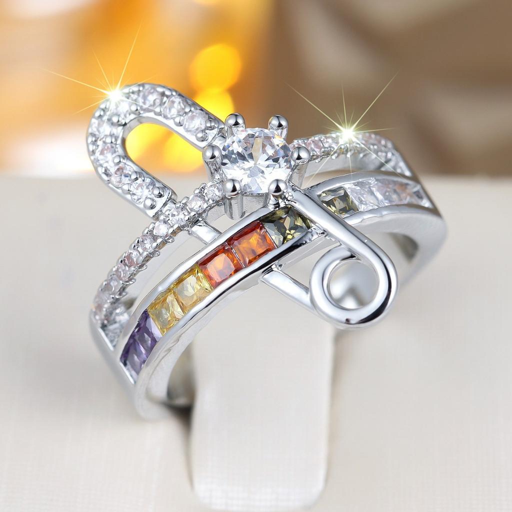 The main push is full of diamonds, open rings, paperclip rings, gorgeous atmosphere, exquisite and elegant jewelry.
