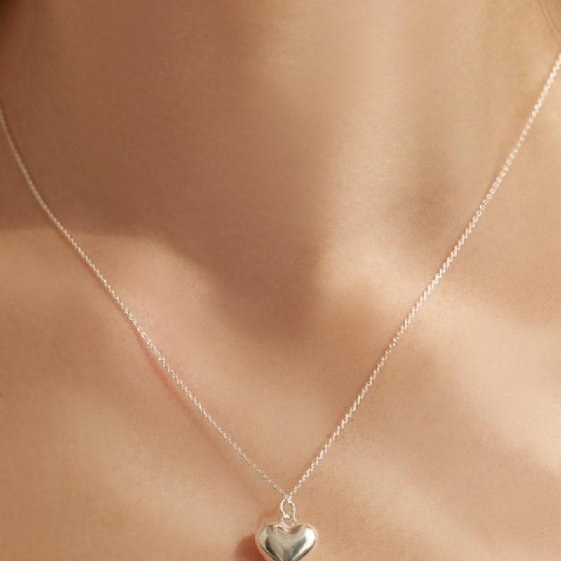 

Lewe [6mm+10mm Pearl Earrings Free] Volume Heart Necklace Silver