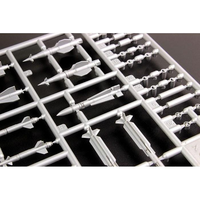 Platz 1/144 Aviation Armament Series Modern Aircraft Weapon Set 1 - Normal Bombs & Missiles '50 - Plastic Model AW-1 (1 cm x 3 cm x 1 cm)