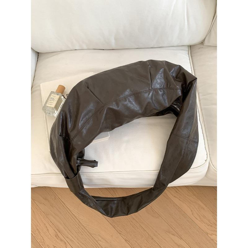 

Single shoulder croissant large capacity messenger bag women s niche design versatile casual soft leather dumpling bag кавовий