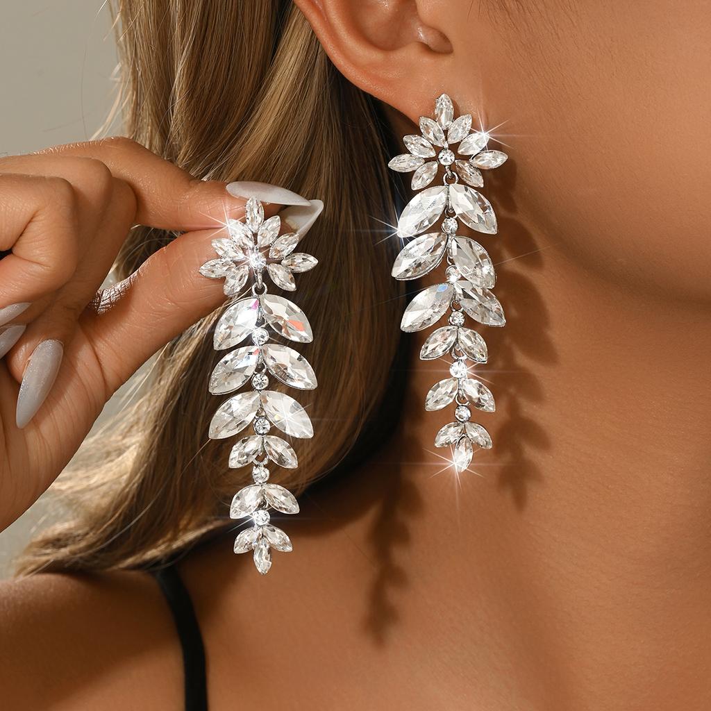 Heavy industry diamond studded rhinestone earrings are suitable for versatile commuting, dating, earrings, and earrings for girl