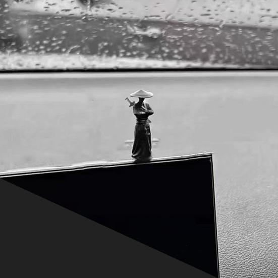 Ancient Chinese Warrior Swordsman Statue Miniature Resin Ornament for Car Dashboard Tabletop Display Decorative Figurine Unique Gift for Kung Fu