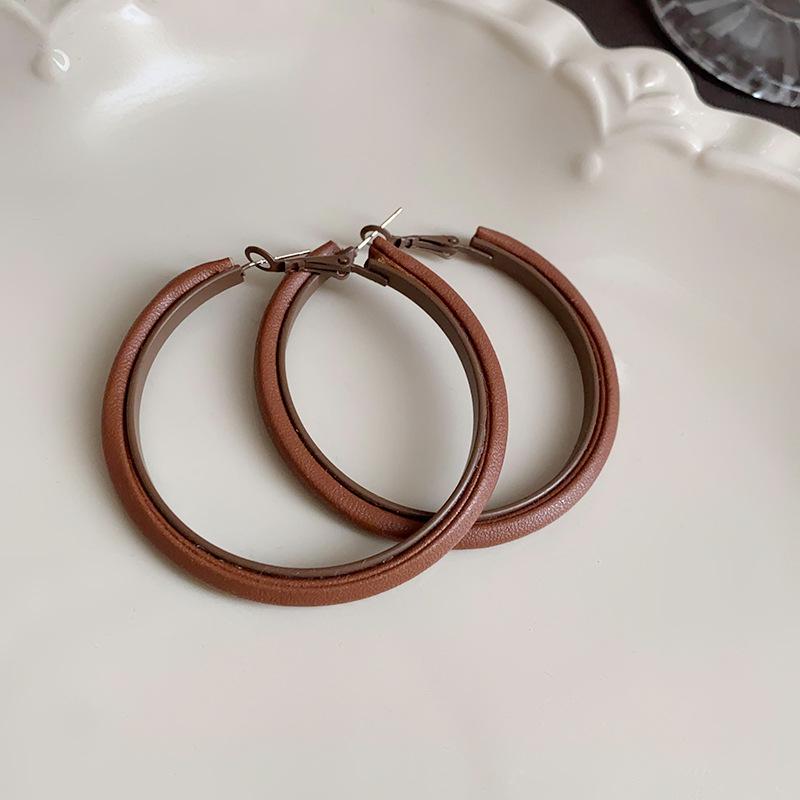 Retro Silver Needle Heart Stud Earrings: Luxury Fashion Design for Women