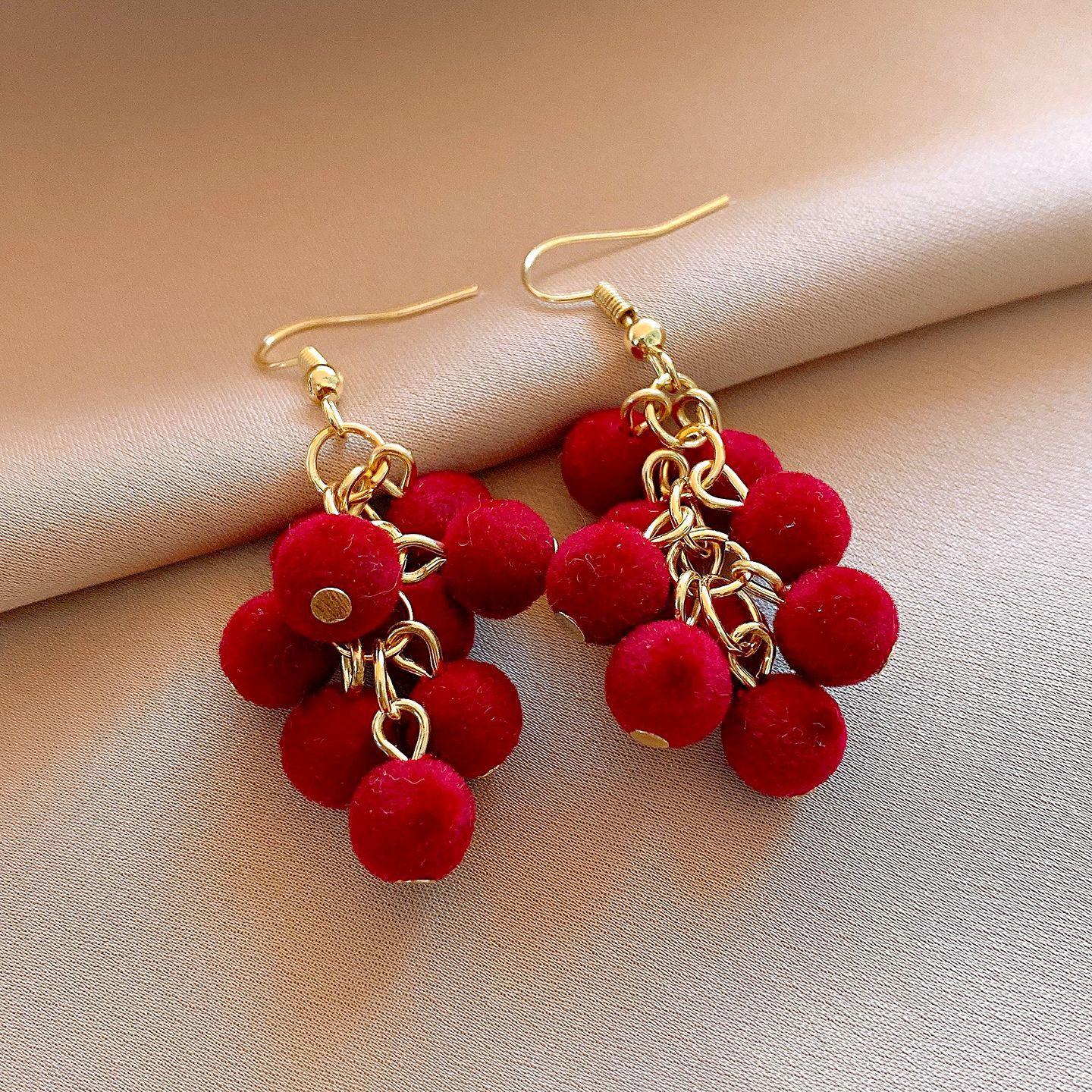 

Autumn and winter retro red flocking ball fringed earrings, earrings, temperament earrings, design sense