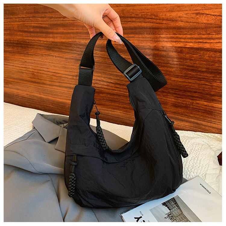Japanese Fashion Large Capacity Shoulder Bag With Zipper Closure For Daily Use
