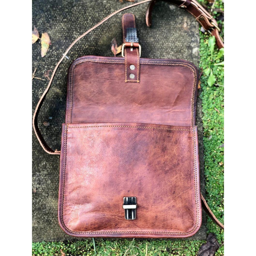 Маленькая коричневая кожаная сумка-почтальонка — фото 5