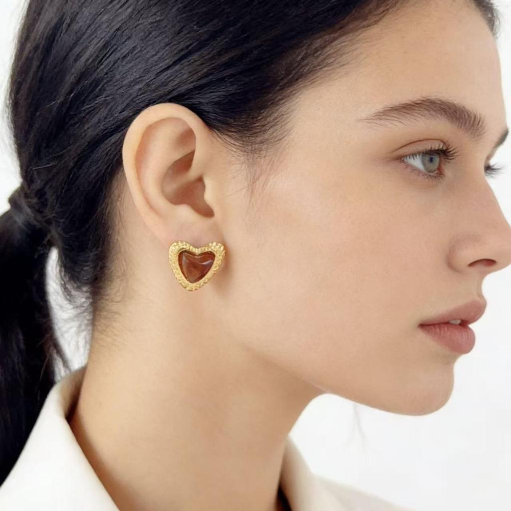 Elegant 2026 European & American Stainless Steel Heart Resin Stud Earrings - Retro French Style